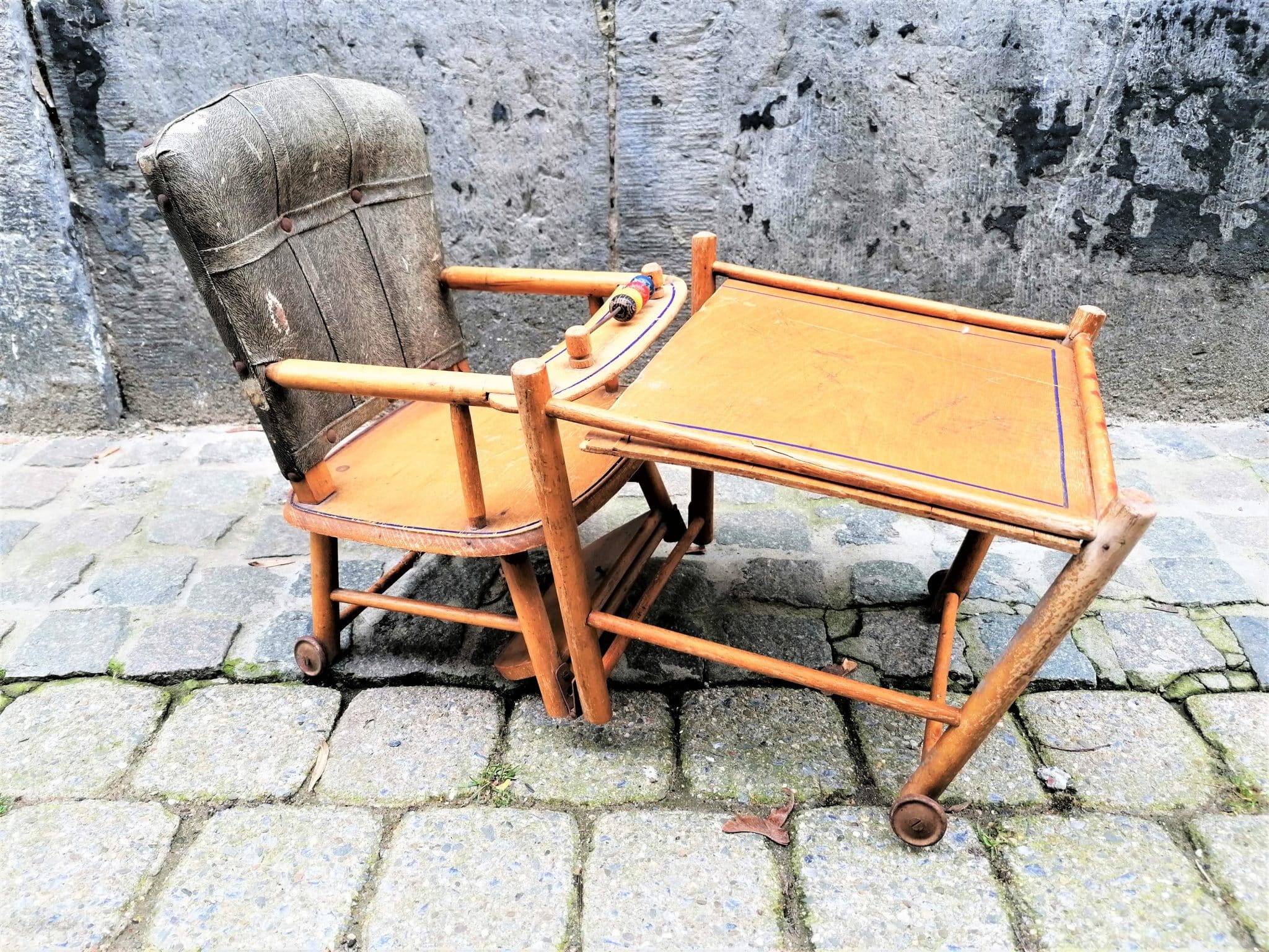 Chaise haute en bois pour poupée