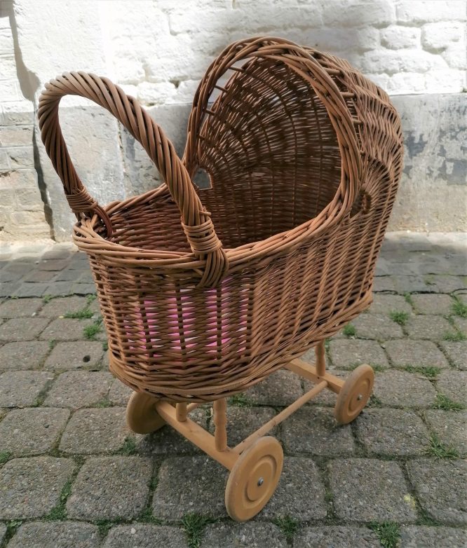 Landau poupée en osier vintage